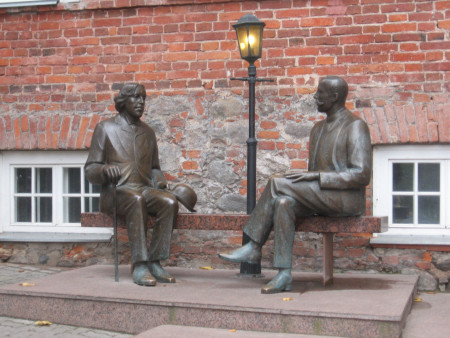 Sculpture of Oscar Wilde and Eduard Vilde - Tartu - Estonia